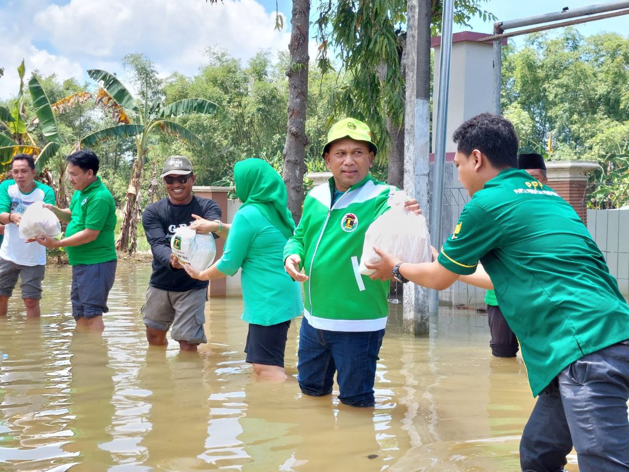 Foto: Suwito bersama DPC PPP Pati salurkan bantuan di Mintobasuki, Gabus (Sumber: Anwar\Mitrapost)