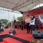 Foto: Anggota PPS Abdul Rozak dan didampingi perwakilan PPS membacakan pakta integritas dan diikuti seluruh anggota PPS/palevioletred-jellyfish-458835.hostingersite.com/Sri Lestari