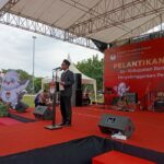 Foto: Ketua KPU Kabupaten Rembang M. Ika Iqbal Fahmi saat sambutan pelantikan Panitia Pemungutan Suara (PPS) di Alun- alun Rembang/palevioletred-jellyfish-458835.hostingersite.com/Sri Lestari