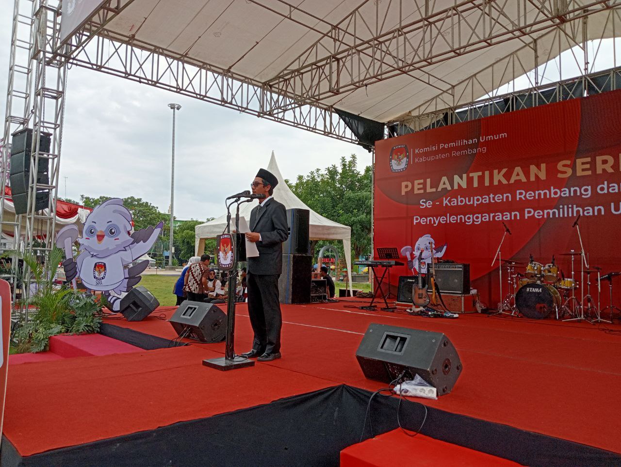 Foto: Ketua KPU Kabupaten Rembang M. Ika Iqbal Fahmi saat sambutan pelantikan Panitia Pemungutan Suara (PPS) di Alun- alun Rembang/palevioletred-jellyfish-458835.hostingersite.com/Sri Lestari
