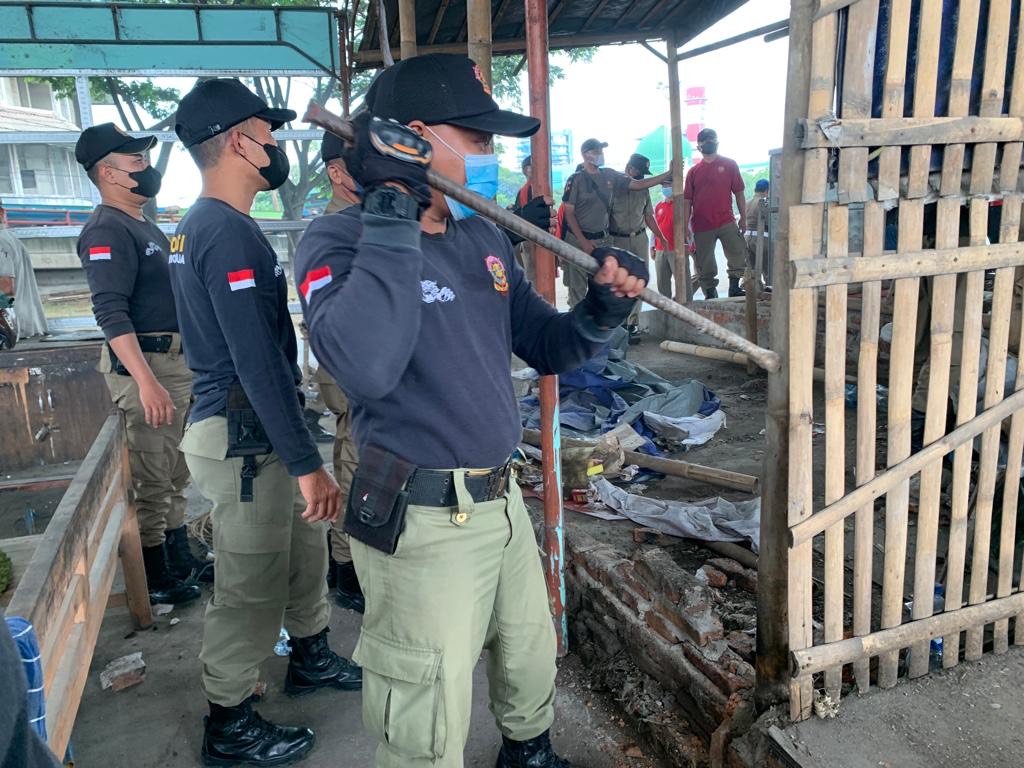 10 Bangunan PKL Liar di Depan Pintu Masuk Pelabuhan Tanjung Mas Telah Dirobohkan