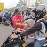 Hari Pertama Operasi Keselamatan di Semarang, Polisi Bagikan Helm