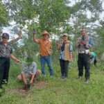 Foto: Ketua PWI Rembang bersama warga setempat tanam pohon di bukit Trengganis Desa Dadapan/palevioletred-jellyfish-458835.hostingersite.com/Sri Lestari