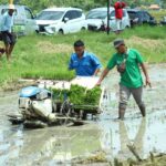 Foto: Salah satu siswa SMK ikut mempraktekkan cara menanam padi dengan Alsintan/palevioletred-jellyfish-458835.hostingersite.com/Sri Lestari