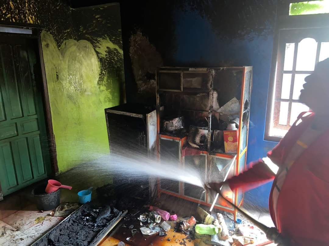 Foto: evakuasi tim paska penanganan kebakaran (Sumber: Unit Damkar Pati)