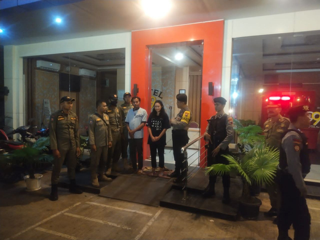 Foto: Razia tempat karaoke tim gabungan Satpol PP dan Polresta (Sumber: Dok. Satpol PP)