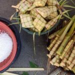 Foto : Pembuatan ketupat dan Lepet sebagai tradisi Lebaran ketupat (Sumber : palevioletred-jellyfish-458835.hostingersite.com / Putri Asia )