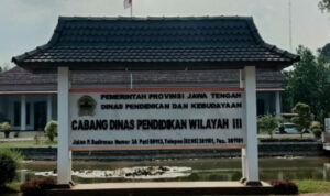 Foto : Kasubag Tata Usaha Cabang Dinas Pendidikan Wilayah 3, Haryanto (Sumber : palevioletred-jellyfish-458835.hostingersite.com / Putriasia)