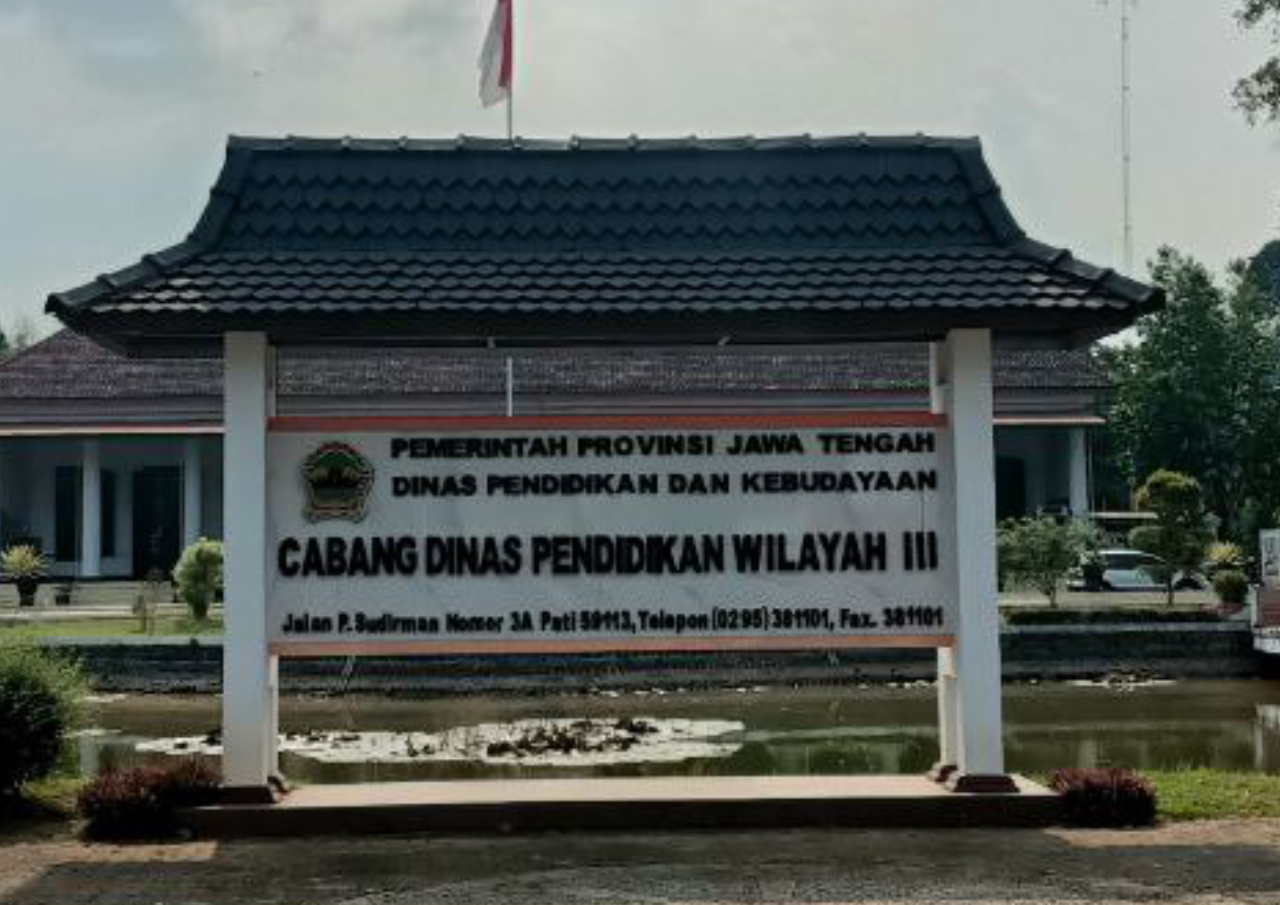 Foto : Kasubag Tata Usaha Cabang Dinas Pendidikan Wilayah 3, Haryanto (Sumber : palevioletred-jellyfish-458835.hostingersite.com / Putriasia)