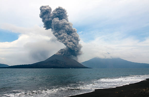 Foto: Ilustrasi Gunung Anak Krakatu (Sumber: iStock)