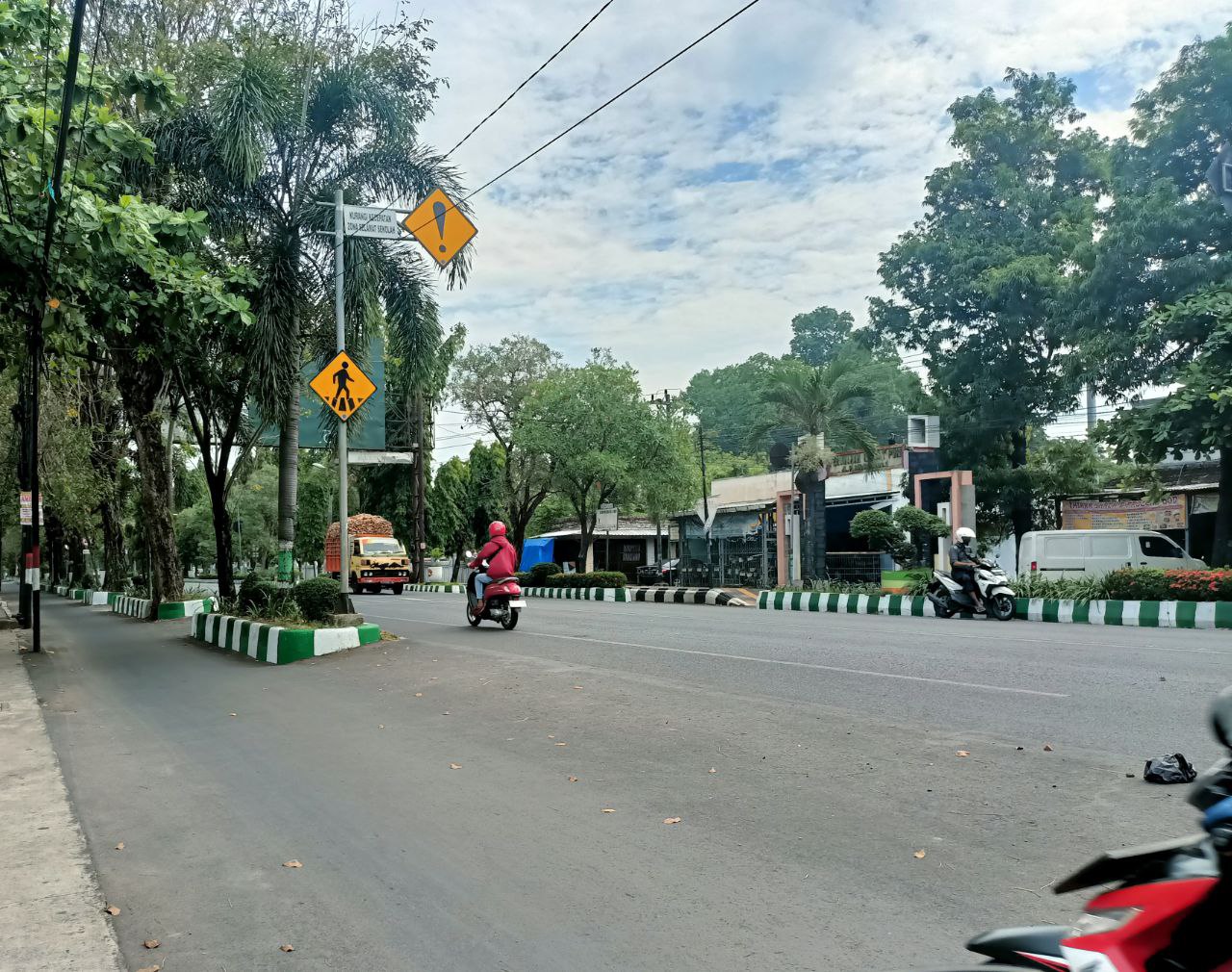 Foto : Suasana pengguna jalan cepat saat memasuki jam sibuk (Sumber : palevioletred-jellyfish-458835.hostingersite.com/Putriasia)