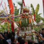 Foto : momen rebutan gunungan karnaval budaya sedekah bumi Desa Kedalingan (Sumber : palevioletred-jellyfish-458835.hostingersite.com/ Anang SY)