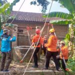 Foto : proses evakuasi jasad laki-laki yang ditemukan di sumur tua Di Desa Puri Kecamatan Pati (Sumber : palevioletred-jellyfish-458835.hostingersite.com/Anang SY )