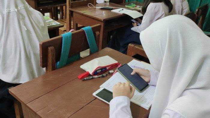 Foto : ilustrasi siswa sedang menggunakan handphone di sekolah (Sumber : istimewa)