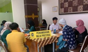 Foto : ilustrasi panitia PPDB yang melayani orang tua terkait konsultasi untuk jalur prestasi (Sumber : istimewa)