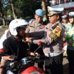Satlantas Polresta Pati Berikan Edukasi Sekaligus Berbagi Helm Gratis