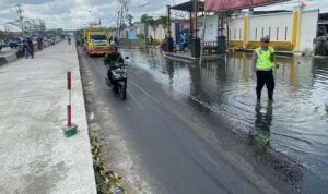 Rob Sebabkan Kemacetan di Ruas Exit Tol Sayung Demak
