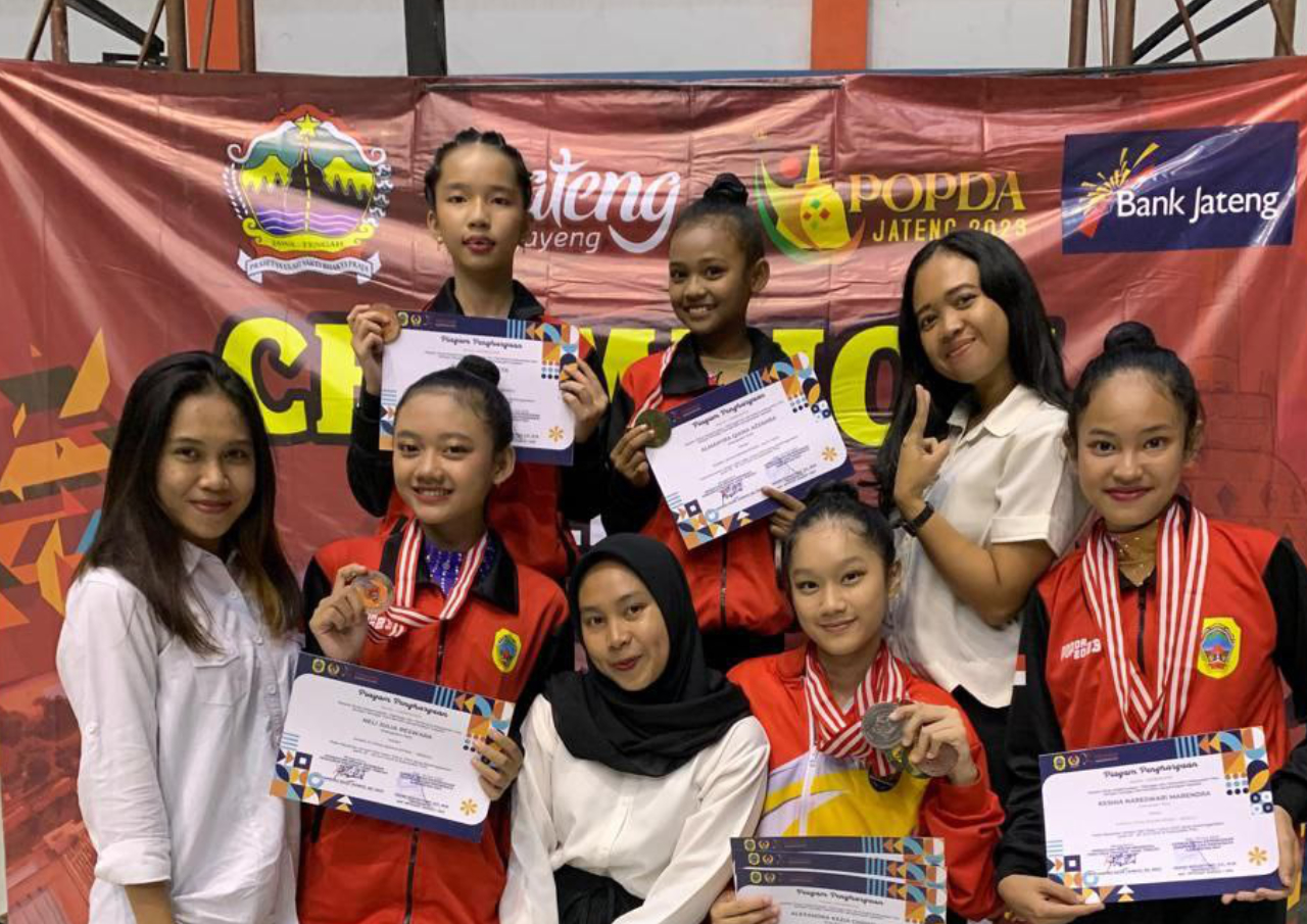 Foto : Tim kontingen senam Pati saat menerima medali Popda (Sumber : Dokumen Persani)