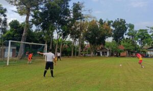 Foto : Tendangan penalti oleh kedua tim atlet sepak bola GSI (Sumber : palevioletred-jellyfish-458835.hostingersite.com/Putri Asia)