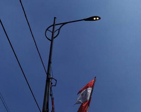 Foto : Penerangan jalan umum di Traffic Light saat malam hari (Sumber : istimewa)
