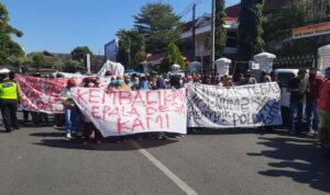 Foto: ratusan warga Desa Tlogoayu Kecamatan Gabus menggelar aksi demo di depan Kantor Bupati Pati/ palevioletred-jellyfish-458835.hostingersite.com/ M Kafi