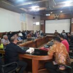 Foto: Pj Bupati Pati Henggar Budi Anggoro saat berdialog dengan perwakilan demonstrasi di ruang Joyokusumo/ palevioletred-jellyfish-458835.hostingersite.com/ M Kafi