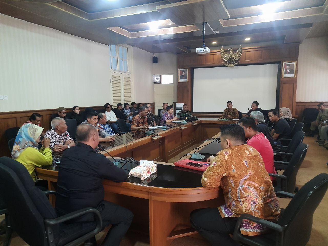 Foto: Pj Bupati Pati Henggar Budi Anggoro saat berdialog dengan perwakilan demonstrasi di ruang Joyokusumo/ palevioletred-jellyfish-458835.hostingersite.com/ M Kafi