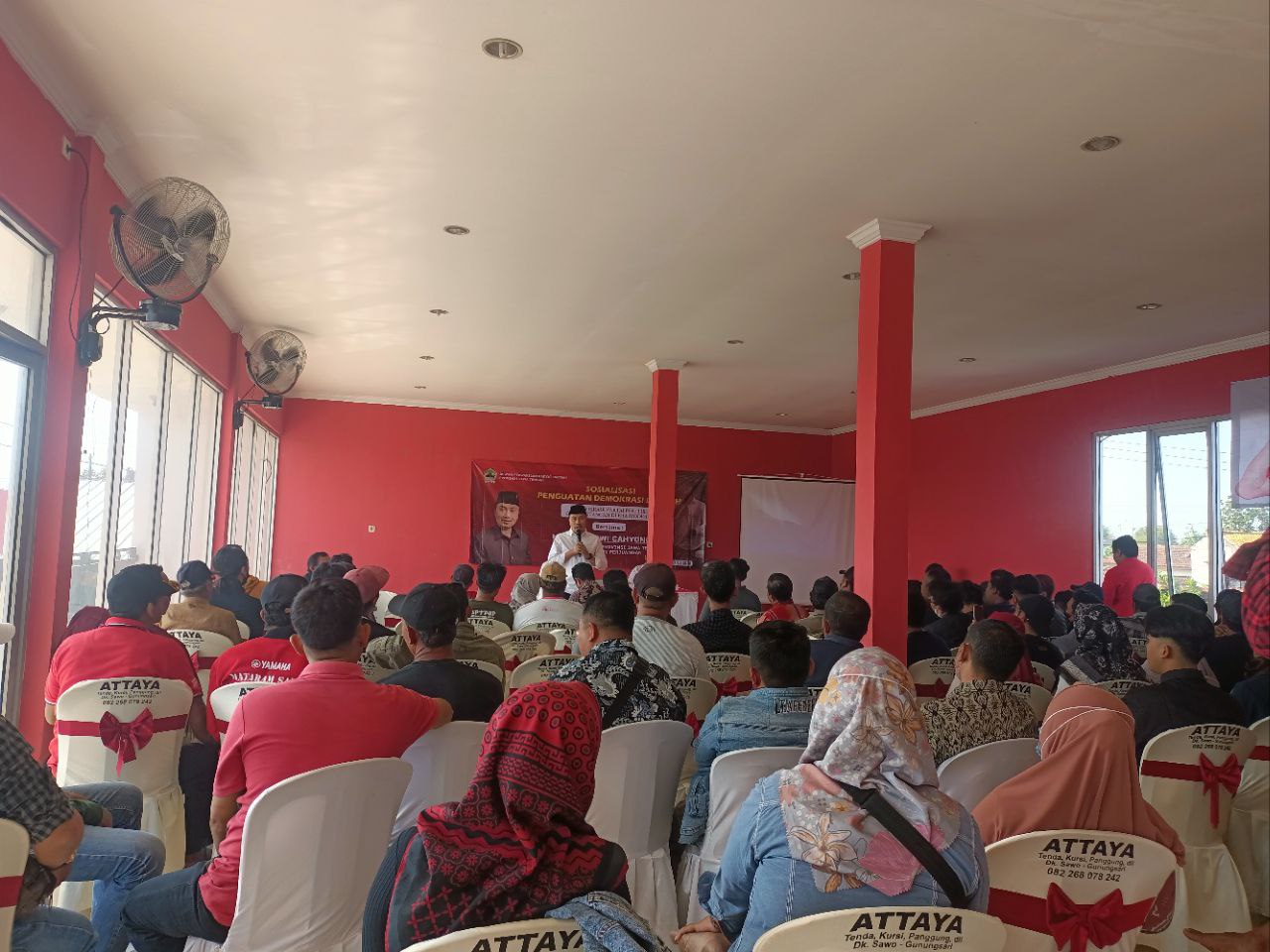 Foto : Endro Dwi Cahyono saat memaparkan sosialisasi penguatan demokrasi daerah (Sumber : palevioletred-jellyfish-458835.hostingersite.com / Putri Asia)
