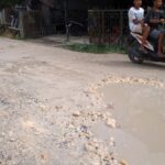 Foto : Ilustrasi jalan rusak di Pati (Sumber : palevioletred-jellyfish-458835.hostingersite.com/ Anang SY)