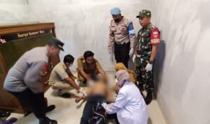 Foto: Polisi Bersama Tim Medis Lakukan Olah TKP (Sumber: M Kafi/Mitrapost)
