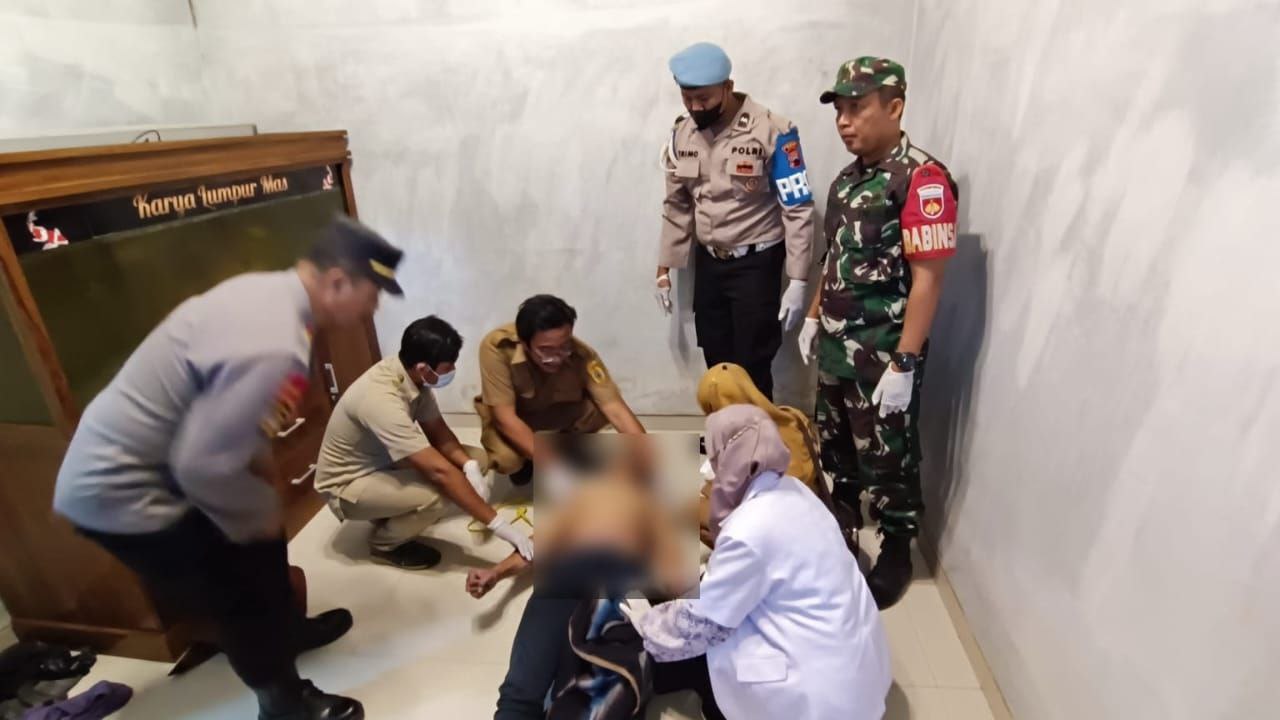 Foto: Polisi Bersama Tim Medis Lakukan Olah TKP (Sumber: M Kafi/Mitrapost)