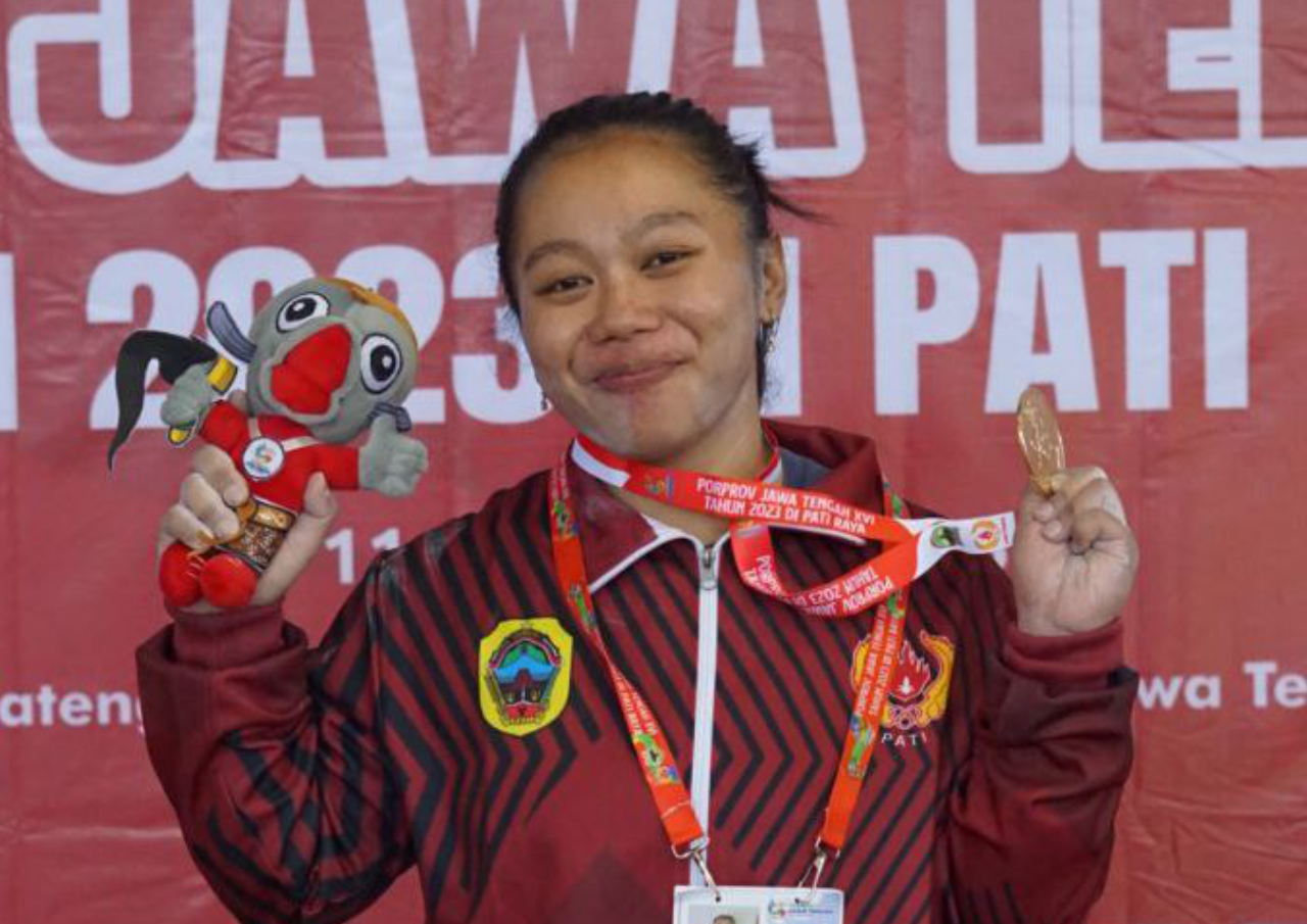 Foto : Laila Rahmawati sambil gendong sang anak terima medali emas dari cabor Angkat Berat Kelas 63 Kg Putri di ajang PORPROV XVI Tahun 2023 (Sumber : palevioletred-jellyfish-458835.hostingersite.com/ Anang SY)