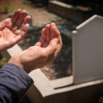 Rangkaian Doa Saat Ziarah Kubur/iStock