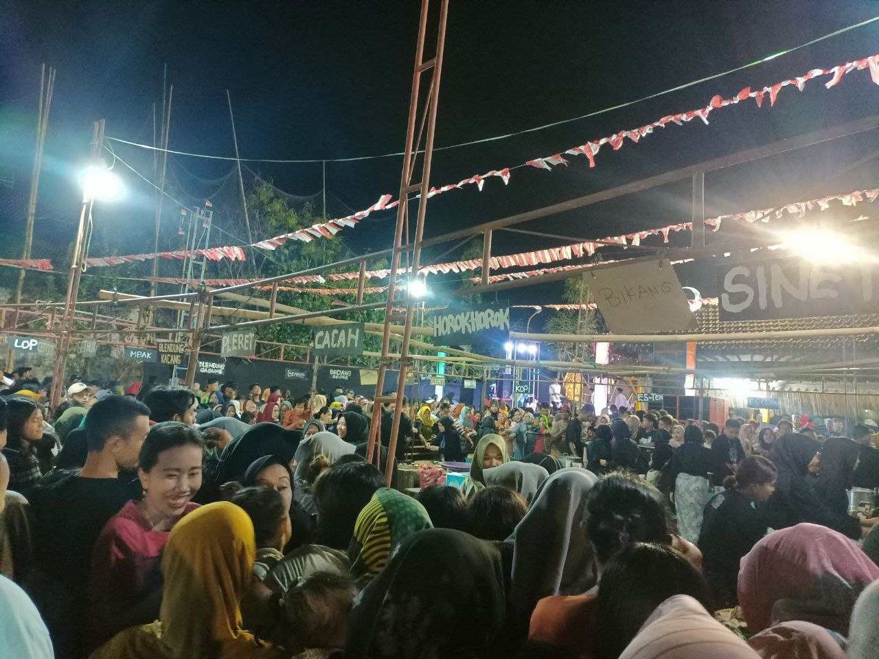 Foto : Suasana mengantri jajanan pasar di Langgen Culture Festival (Sumber : Mitrapost / Putri Asia )