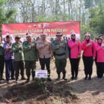 Foto : Polresta Pati lakukan penanaman ratusan pohon di kawasan Perlindungan Setempat (KPS) Perhutani (Sumber : Dokumen Humas Polresta Pati)