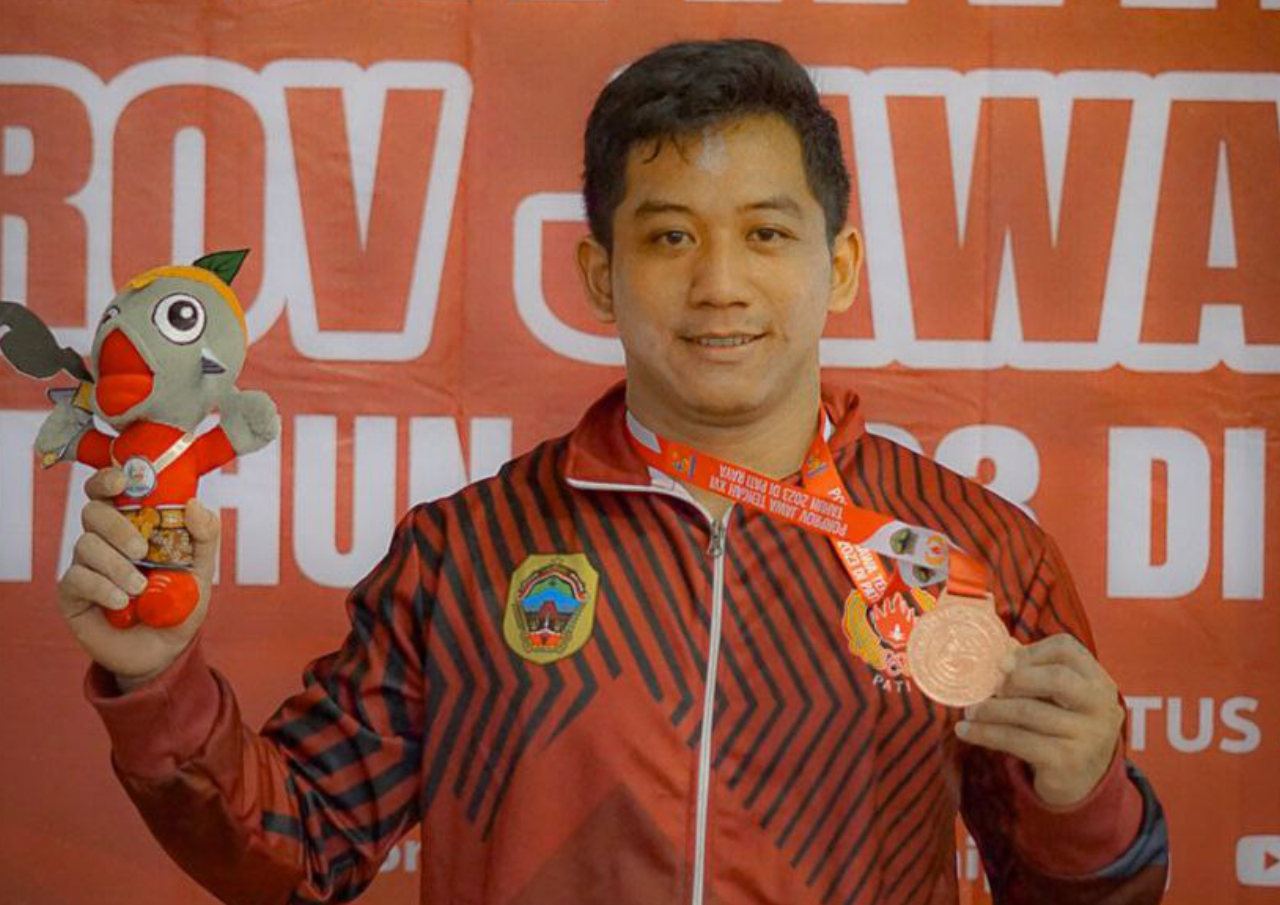 Foto : Atlet angkat berat putra Kabupaten Pati, Amin saat menerima medali perunggu dalam kejuaraan PORPROV XVI 2023 Pati Raya (Sumber : palevioletred-jellyfish-458835.hostingersite.com/ Anang SY)