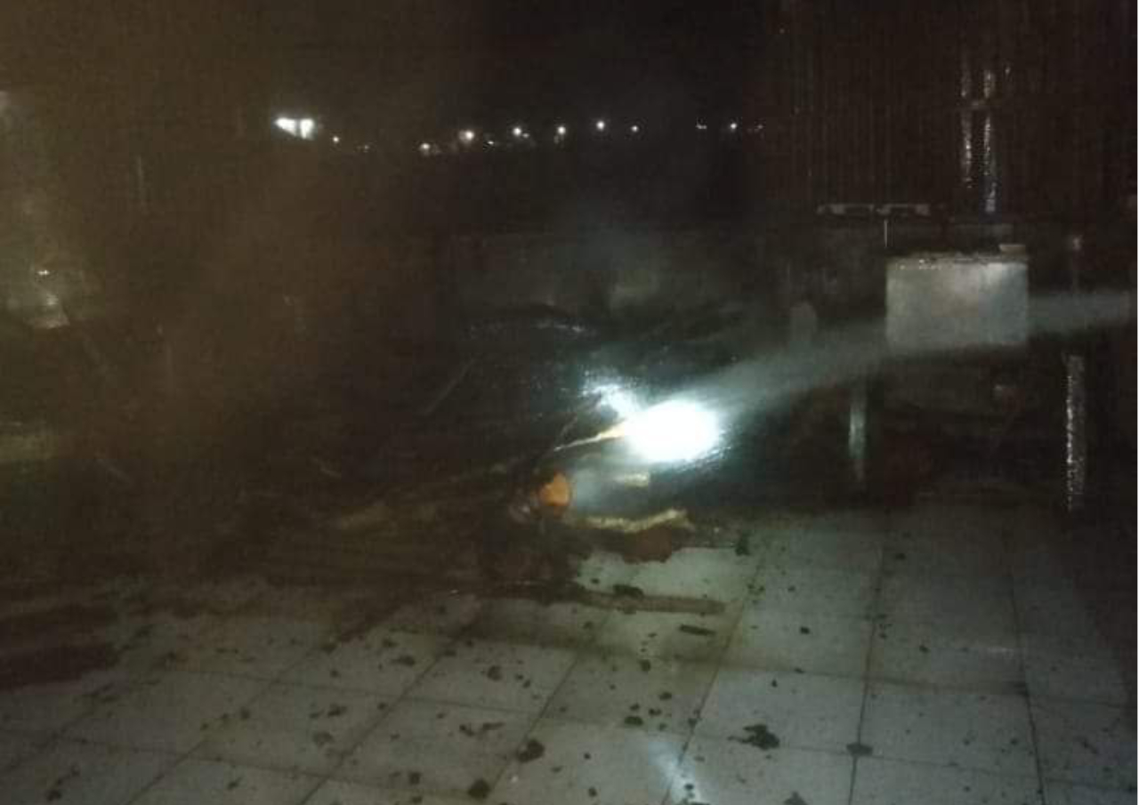 Foto : Kondisi pemadaman dan pendinginan kebakaran Gudang pembuatan kerupuk di Desa Langgenharjo (Sumber : Dok. Damkar Pos Juwana)