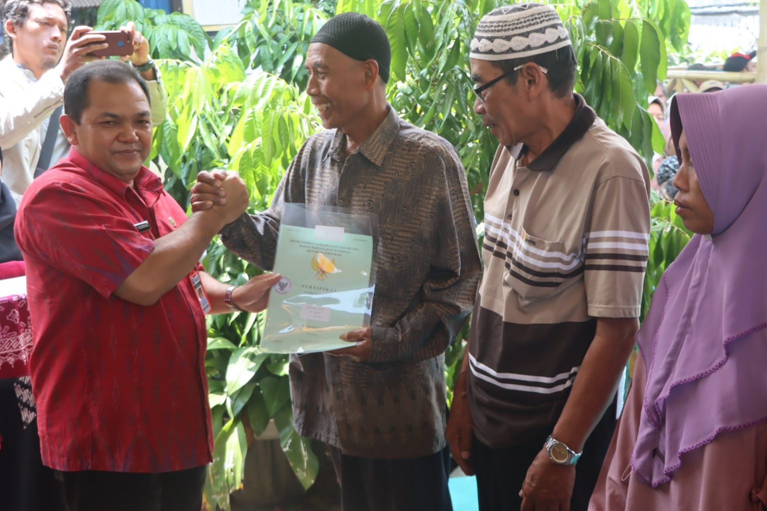 Foto: Pembagian Sertifikat Program PTSL (Sumber: jatengprov)