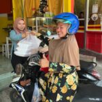 Foto : Saat mengantarkan makanan ke pelanggan (Sumber : Dok.Pribadi )