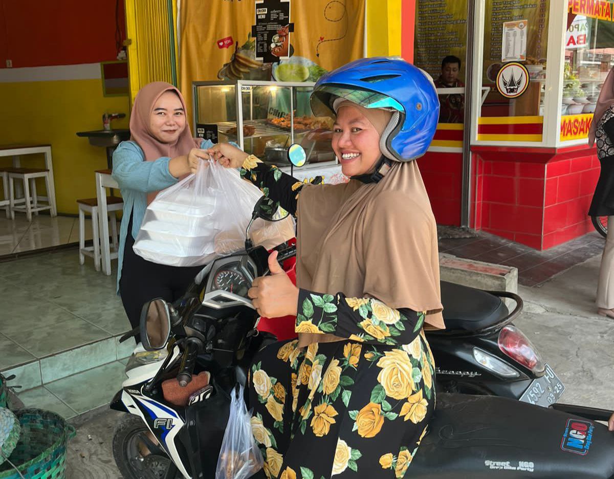 Foto : Saat mengantarkan makanan ke pelanggan (Sumber : Dok.Pribadi )
