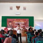 Foto : Endro Dwi Cahyono bersama dengan salah satu peserta Sosialisasi Penguatan Demokrasi Daerah (Sumber : palevioletred-jellyfish-458835.hostingersite.com/ asy)