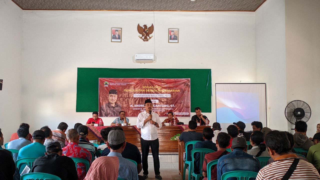 Foto : Endro Dwi Cahyono bersama dengan salah satu peserta Sosialisasi Penguatan Demokrasi Daerah (Sumber : palevioletred-jellyfish-458835.hostingersite.com/ asy)