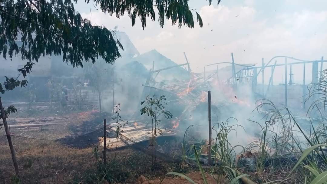 Foto : Saat pemadaman dan pendinginan dilokasi kebakaran (Sumber : Dok.Damkar Pati)