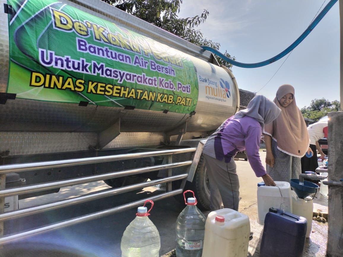 Foto : Penyaluran bantuan air bersih oleh Dinkes Kabupaten Pati (Sumber : palevioletred-jellyfish-458835.hostingersite.com/ Asy)