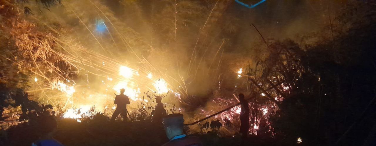 Foto : Saat pemadaman dan pendinginan lahan bambu Dukuh Ngulaan Desa Sumberejo, Kecamatan Jaken (Sumber : Dok. Damkar Juwana)