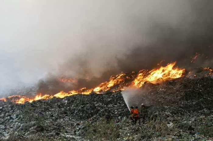 Foto: Kebakaran di TPA Jatibarang (Sumber: istimewa)
