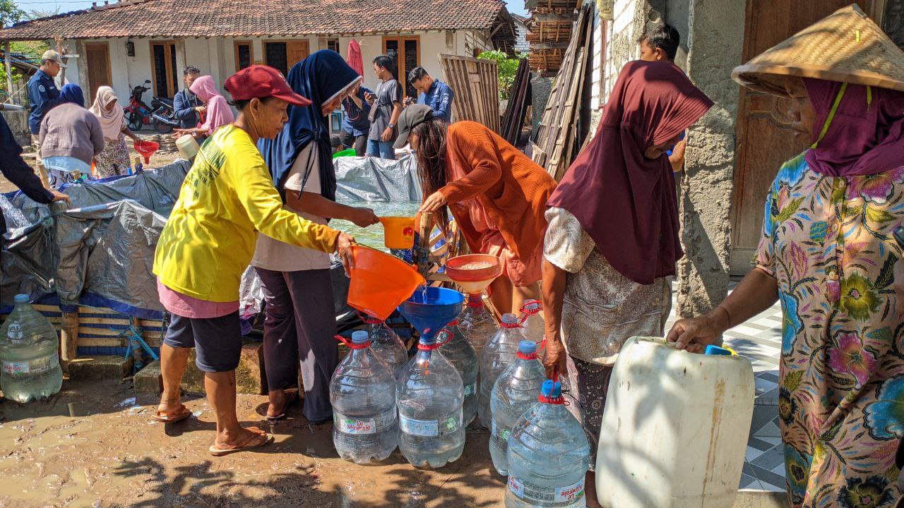 Foto : Warga Desa Mojoluhur Kecamatan Jaken saat menerima bantuan air bersih (Sumber : palevioletred-jellyfish-458835.hostingersite.com/ Asy)