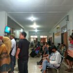 Foto : Suasana masyarakat saat melakukan layanan pengaduan kependudukan di Disdukcapil Pati (Sumber : palevioletred-jellyfish-458835.hostingersite.com / Putri Asia)