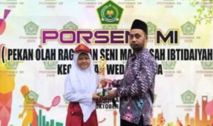 Foto : Maulida Sholihah saat penyerahan piala juara saty pidato bahasa Indonesia tingkat MI se-Kecamatan Wedarijaksa (Sumber : Dokumentasi pribadi )