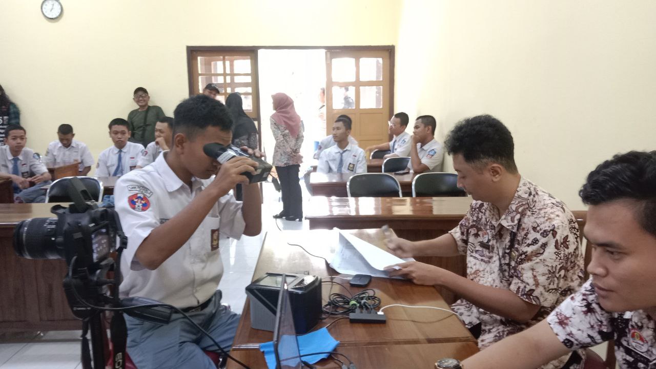 Foto : suasana agenda perekaman e-KTP di SMK N 2 Pati (Sumber : palevioletred-jellyfish-458835.hostingersite.com/ Istimewa)